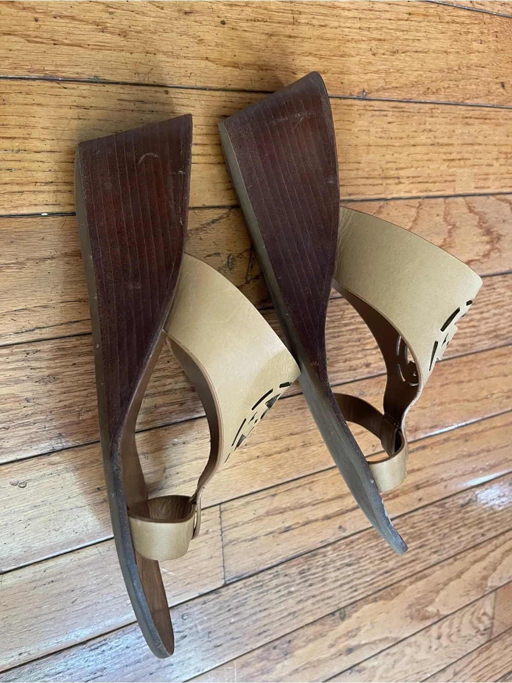 Tory Burch TanLeather Logo Cutout Toe-Loop Sandals size 8M